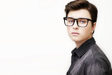 Poz şık yakışıklı genç adam. Beyaz arka plan üzerinde atış stüdyo