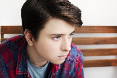 Poz şık yakışıklı genç adam. Beyaz arka plan üzerinde atış stüdyo