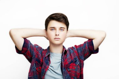 Poz şık yakışıklı genç adam. Beyaz arka plan üzerinde atış stüdyo