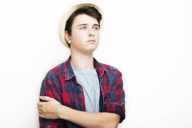 Şapka poz ile şık yakışıklı delikanlı. Beyaz arka plan üzerinde atış stüdyo