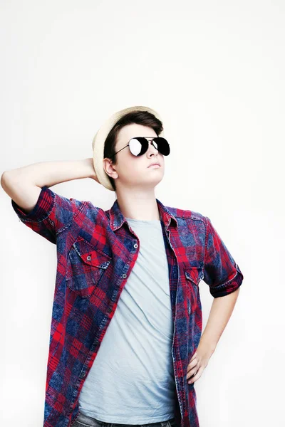 Yakışıklı adam güneş gözlüğü ve şapka beyaz arka plan üzerinde