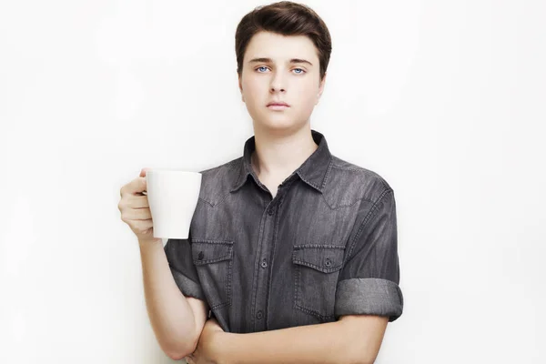 Kahve molası. Emin yakışıklı delikanlı Kupası tutan kot gömlek — Stok fotoğraf