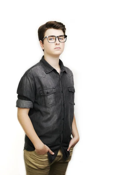 Elegante joven guapo posando en gafas. Estudio sobre fondo blanco — Foto de Stock