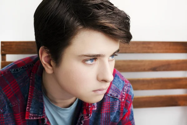 Poz şık yakışıklı genç adam. Beyaz arka plan üzerinde atış stüdyo