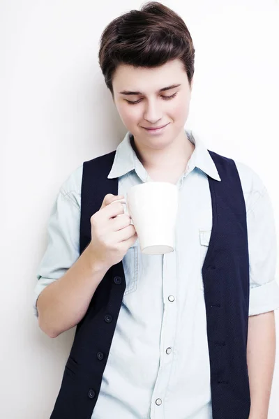 Descanso. Confiado joven guapo hombre sosteniendo taza — Foto de Stock