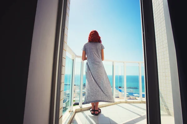 Vista posteriore di bella donna di lusso rilassante godendo sul cielo blu mare all'aperto sfondo — Foto Stock