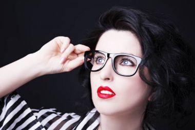 Gözlük takan genç ve güzel bir kadın.. 