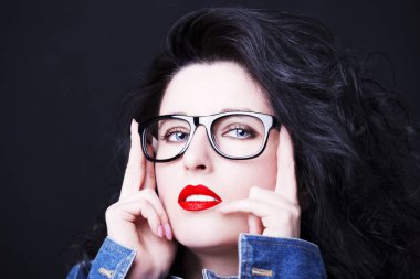 Gözlük takan genç ve güzel bir kadın.. 