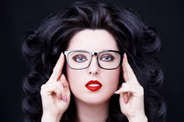 Gözlük takan genç ve güzel bir kadın.. 