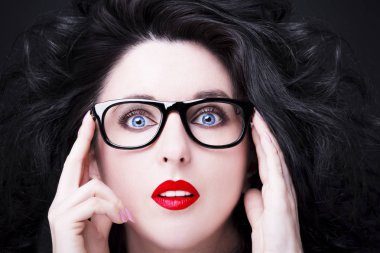 Gözlük takan genç ve güzel bir kadın.. 