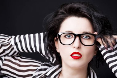 Gözlük takan genç ve güzel bir kadın.. 