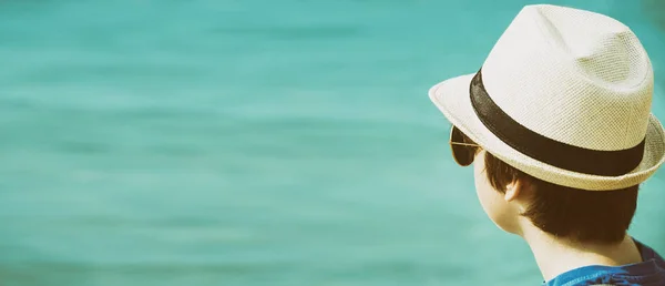 波を見る麦わら帽子およびサングラスの愛らしいキッド少年の肖像画。海での休暇。屋外. — ストック写真