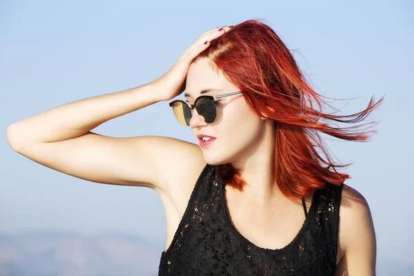 Retrato de una hermosa mujer en un día soleado, con gafas de sol elegantes, mujer disfrutando del verano — Foto de Stock