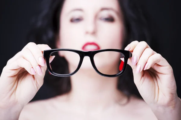 Iimage 眼鏡を保持している若い女性の. — ストック写真