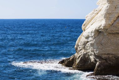Sabah dalgalar deniz üzerinde Rosh Hanikra yakın: