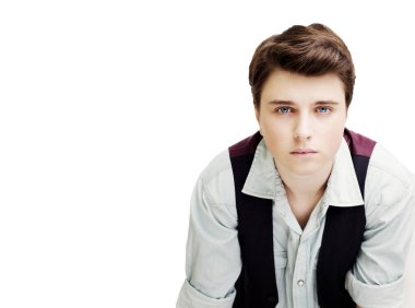 Şık yakışıklı genç adam poz.