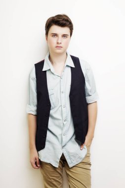 Poz şık yakışıklı genç adam. Stüdyo vurdu