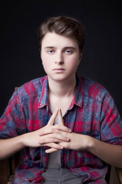 bir sandalyede oturan adam 