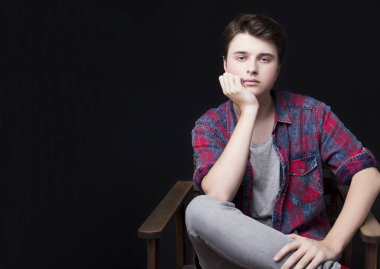 bir sandalyede oturan adam 