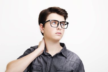 Şık yakışıklı genç adam beyaz arka plan üzerinde poz