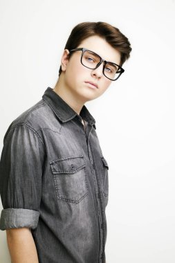 Şık yakışıklı genç adam beyaz arka plan üzerinde poz