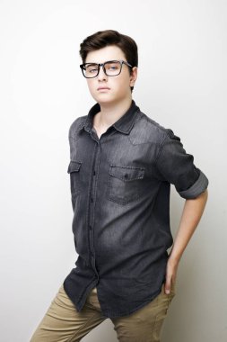 Poz şık yakışıklı genç adam. Beyaz arka plan üzerinde atış stüdyo