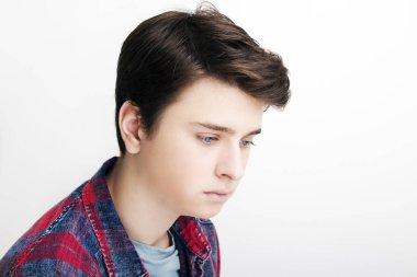 Şık yakışıklı genç adam beyaz arka plan üzerinde poz