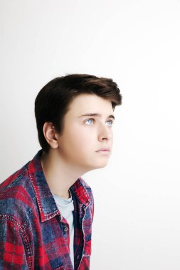 Şık yakışıklı genç adam beyaz arka plan üzerinde poz