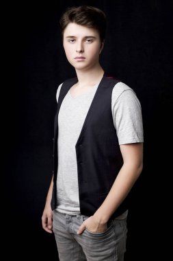 Şık yakışıklı genç adam poz. 