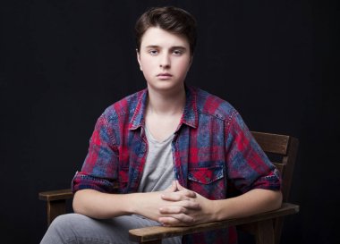 bir sandalyede oturan adam 