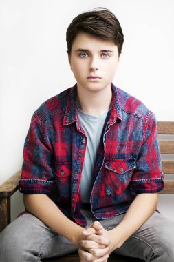 Şık yakışıklı genç adam beyaz arka plan üzerinde poz