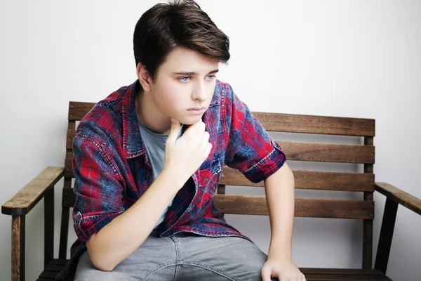 Şık yakışıklı genç adam beyaz arka plan üzerinde poz