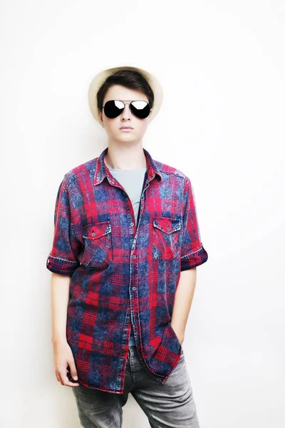 Yakışıklı adam güneş gözlüğü ve şapka