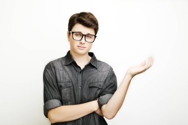 Genç adam duygu izole üzerinde beyaz karışık