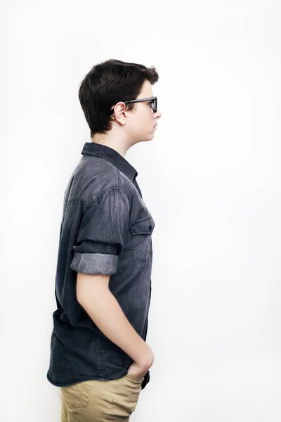 세련 된 잘생긴 젊은 남자 흰색 배경, 안경 포즈 — 스톡 사진