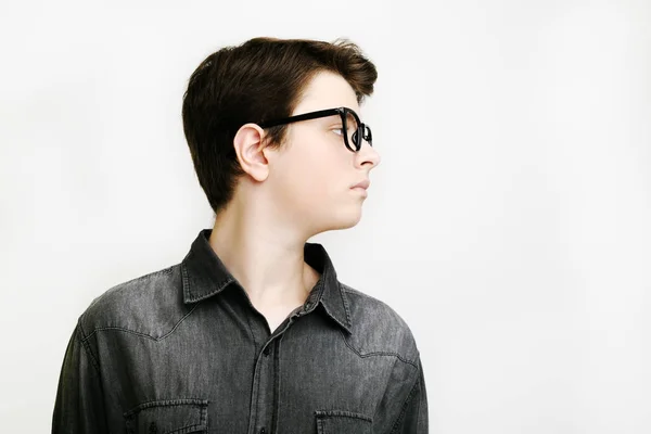 Стильный красивый молодой человек в очках позирует на белом фоне — стоковое фото