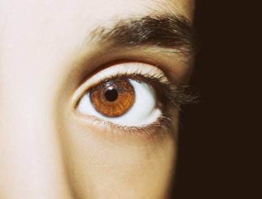 Güzel, anlayışlı bir kadın bakışı..