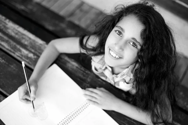 Uma menina bonita atrai o coração — Fotografia de Stock