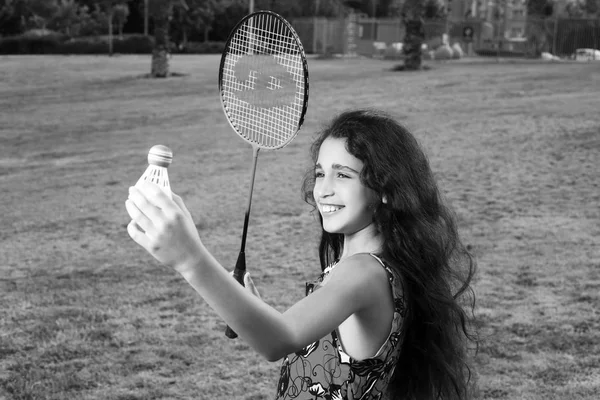 Menina ativa jogando badminton — Fotografia de Stock