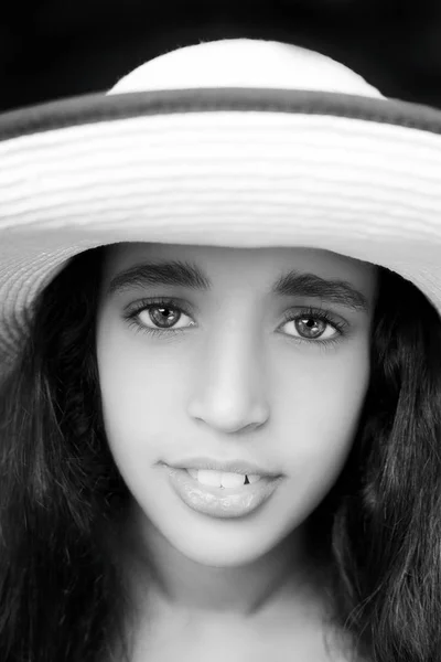 Retrato de uma jovem afro-americana rindo com chapéu de sol — Fotografia de Stock