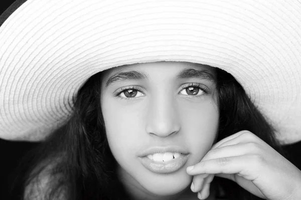 Retrato de uma jovem afro-americana com chapéu de sol — Fotografia de Stock