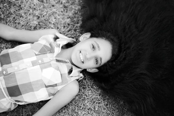 Cute little girl lying on green grass — Stock Photo, Image