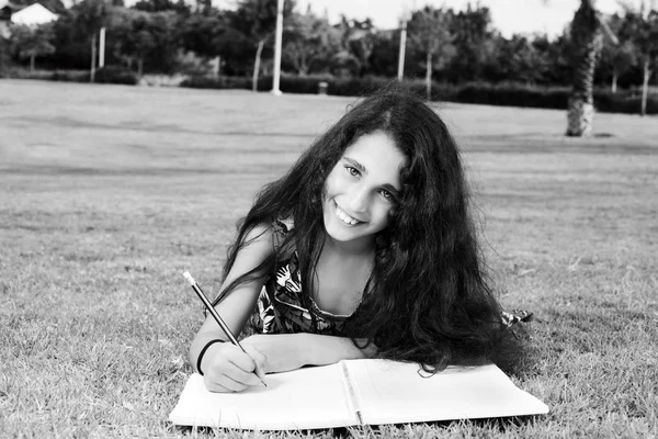 Güzel bir kız kalp çizer 