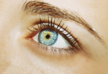 Güzel, anlayışlı bir kadın bakışı.. 