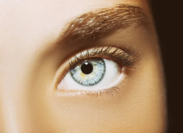 Ein schöner, aufschlussreicher Blick in die Augen der Frau. — Stockfoto