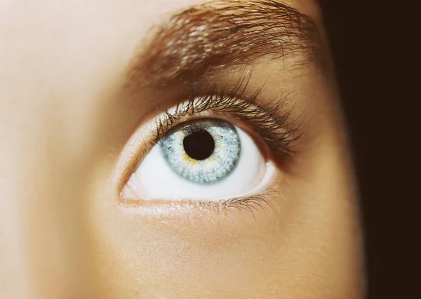 A beautiful insightful look woman's eye. — Stock Photo, Image