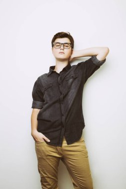 Şık yakışıklı genç adam beyaz arka plan üzerinde poz