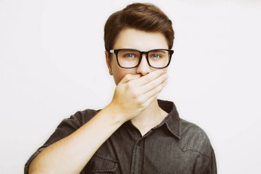 Genç adam duygu izole üzerinde beyaz gözlük ile karışık 