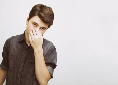 Şık yakışıklı genç adam beyaz arka plan üzerinde poz