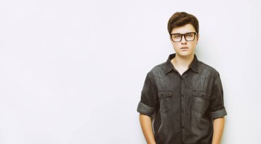 Şık yakışıklı genç adam beyaz arka plan üzerinde poz